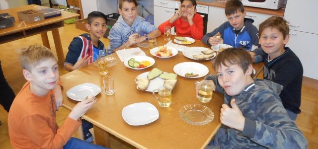 Die Kinder der 4b Klasse gestalten wunderschöne Adventkränze mit den Eltern