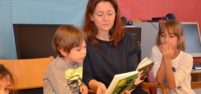 Ein Schüler der 2. Klasse stellt mit seiner Mutti ein Buch vor