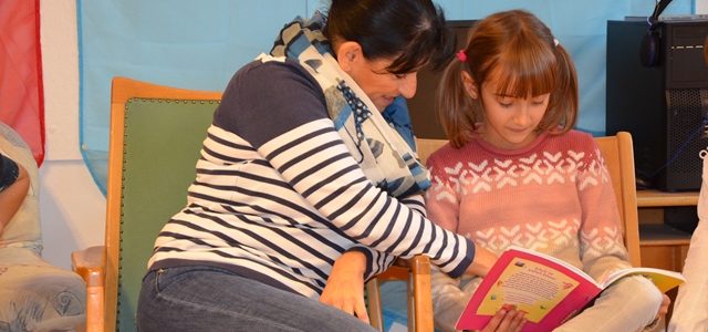 Eine Schülerin der 2. Klasse stellt mit ihrer Oma ein lustiges Buch vor